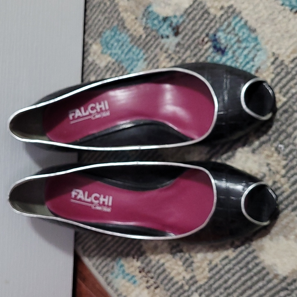 Peep toe shoes